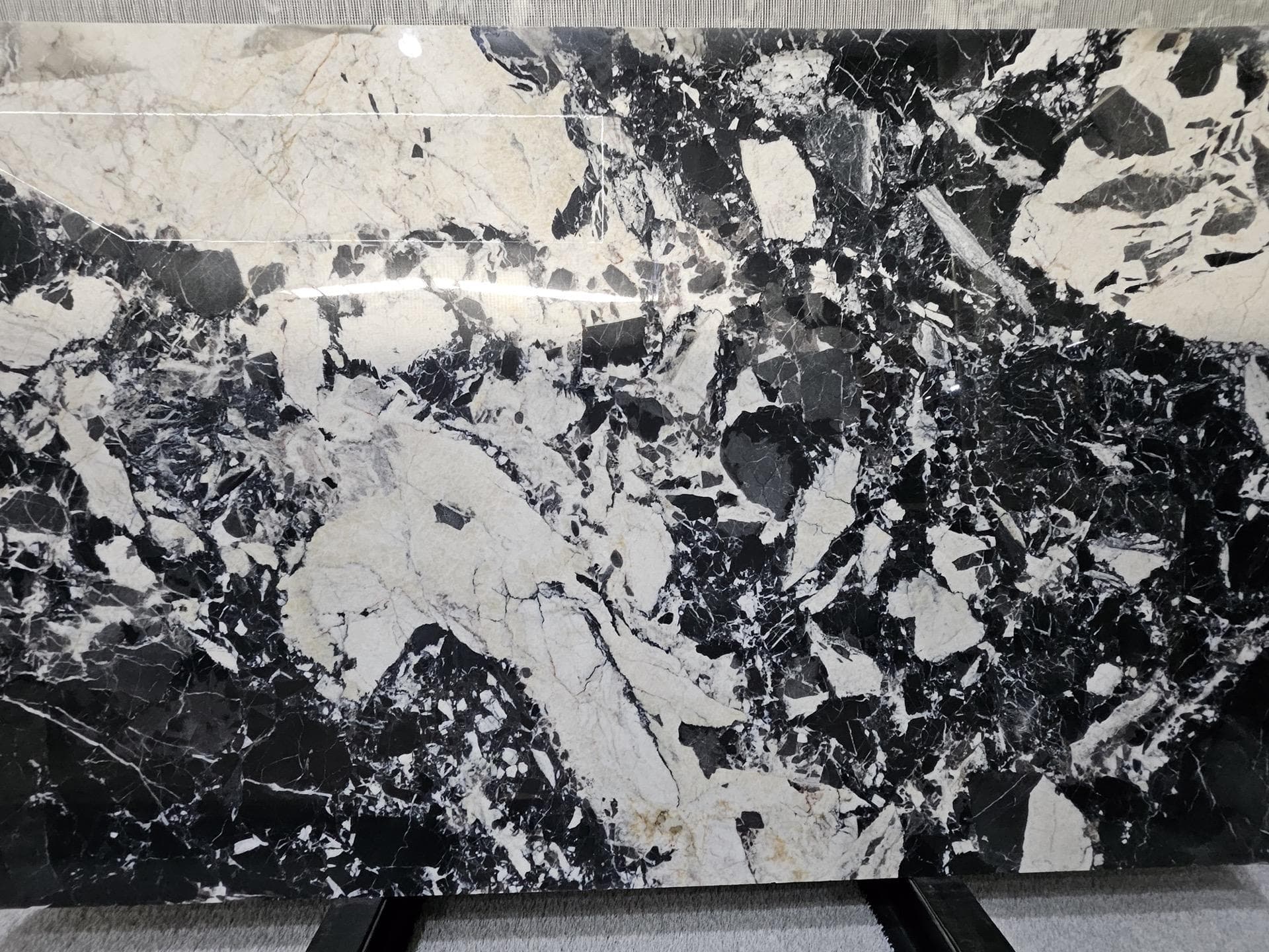 Black & White Breccia